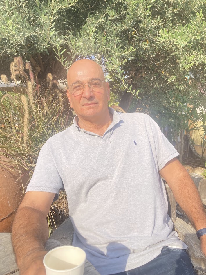 אשר רומאנו — בעל העסק, טכנאי תריסים ומנועים מזה למעלה מ-20 שנה
